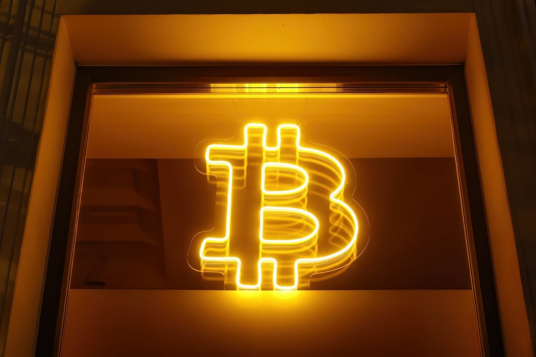 Làn sóng DAT mua Bitcoin khiến giới tiền số lo vỡ bong bóng