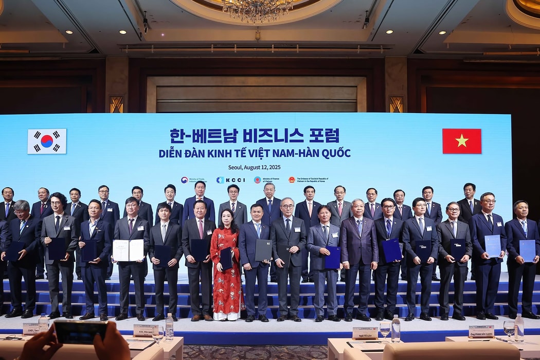 Tổng Bí thư Tô Lâm và Thủ tướng Hàn Quốc Kim Min Seok cùng các đại biểu dự Diễn đàn kinh tế Việt Nam – Hàn Quốc. Hình ảnh: Thống Nhất – TTXVN