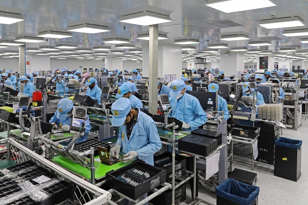 Nhân viên làm việc trên dây chuyền lắp ráp điện thoại di động ở Noida, Ấn Độ. Hình ảnh: Prashanth Vishwanathan/Bloomberg