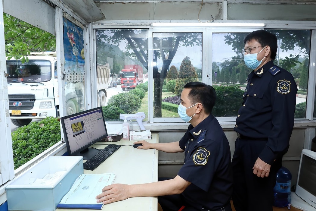 Kiểm tra hải quan phương tiện xuất nhập khẩu ra vào khu vực cửa khẩu quốc tế Hữu Nghị trên nền tảng cửa khẩu số. Hình ảnh: Anh Tuấn – TTXVN