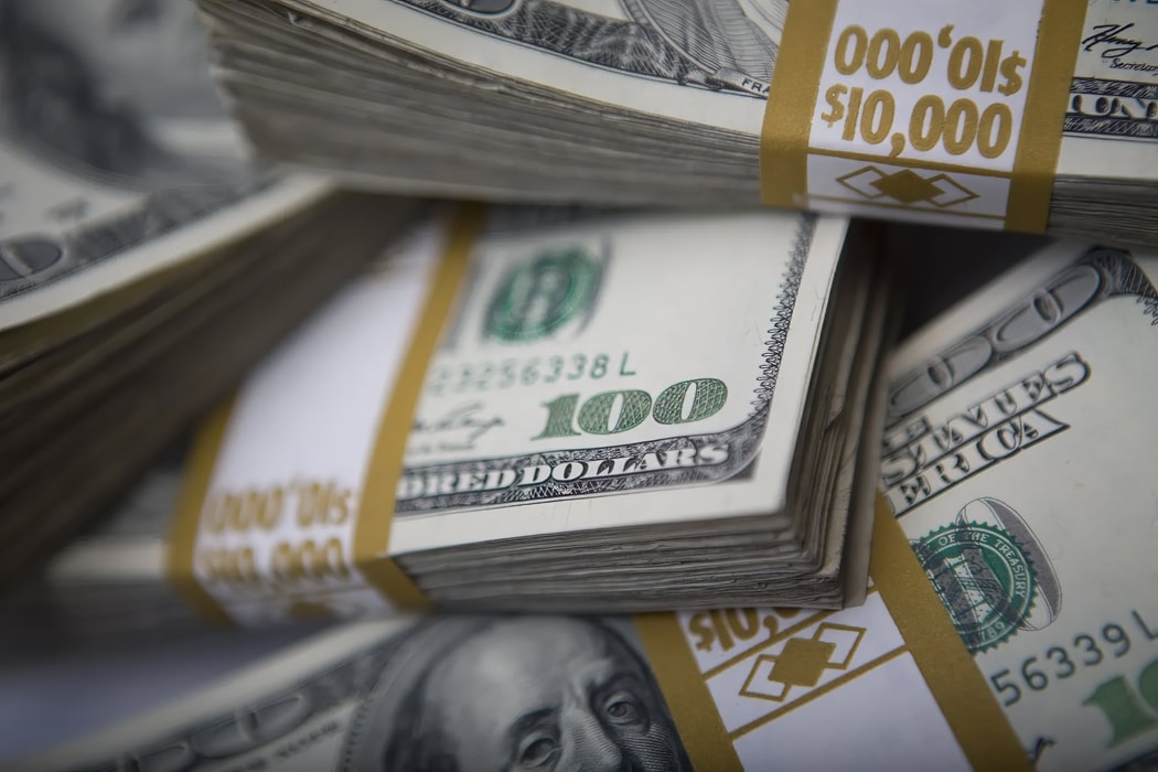 Nhà đầu tư toàn cầu cắt giảm phòng ngừa rủi ro đồng USD, theo State Street