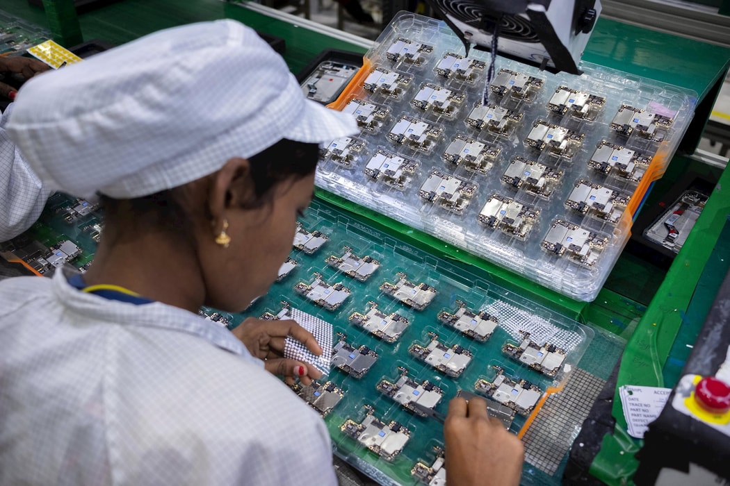 Một nhân viên lắp ráp và kiểm tra linh kiện điện thoại di động tại nhà máy của Foxconn ở bang Andhra Pradesh, Ấn Độ. Hình ảnh: Karen Dias/Bloomberg
