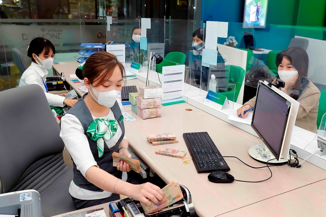 Khách hàng giao dịch tại VPBank chi nhánh Trần Hưng Đạo, Hà Nội. Hình ảnh: Trần Việt - TTXVN