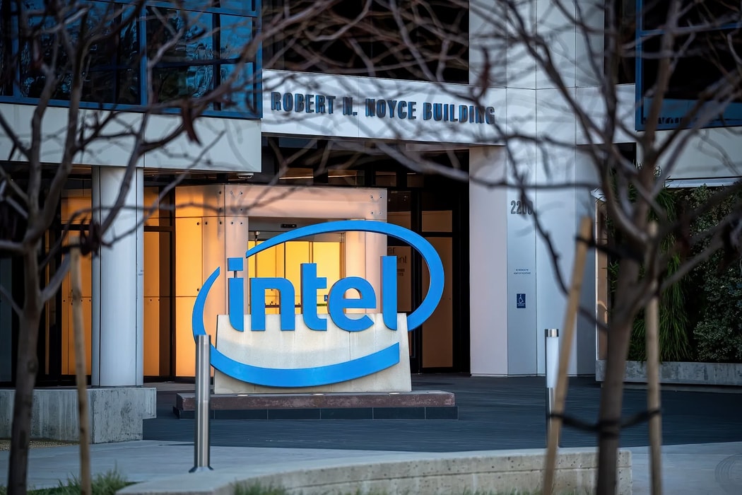 Cổ phiếu Intel tăng 24 tỉ USD, định giá cao nhất kể từ năm 2002