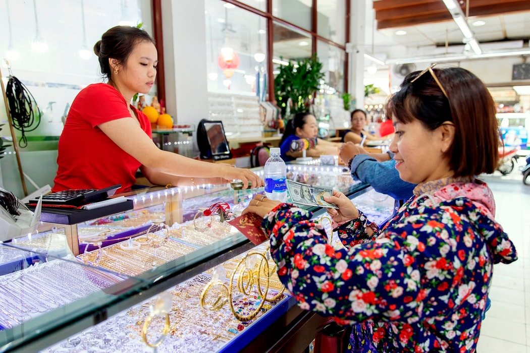USD và vàng cùng tăng mạnh, giá dầu và cà phê giữ đà hưng phấn