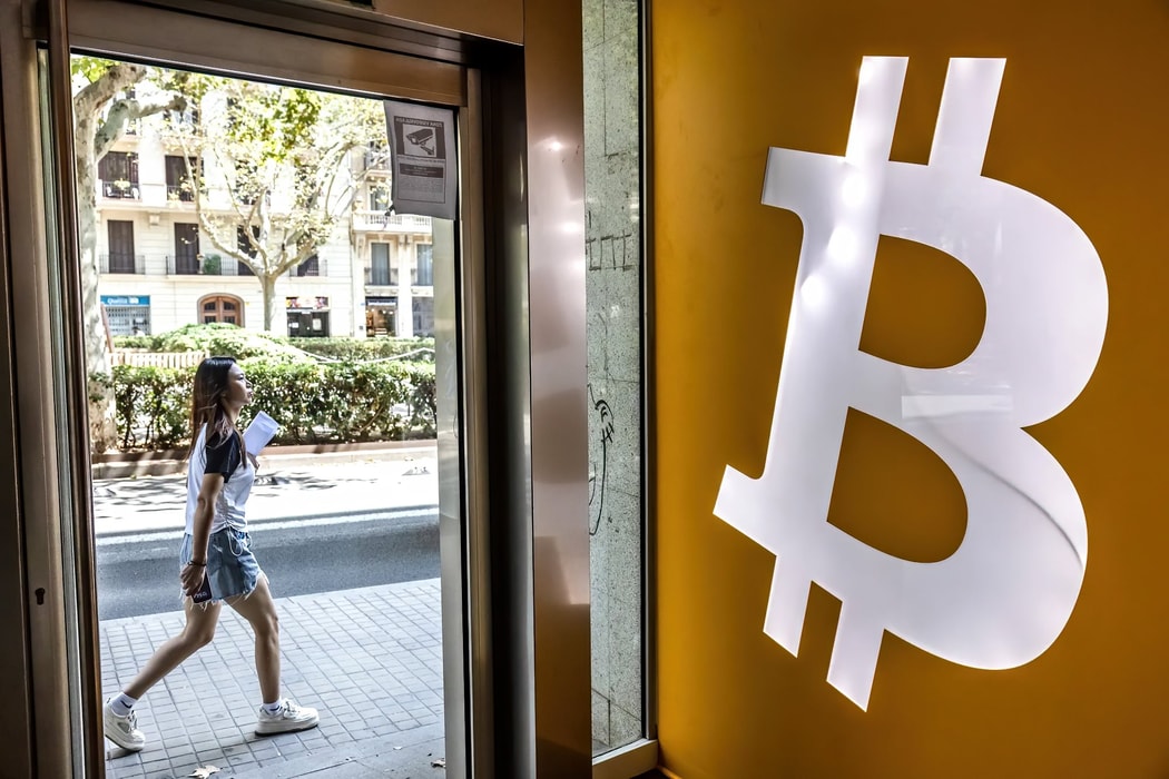 Logo Bitcoin tại một sàn giao dịch tiền mã hóa ở Barcelona. Hình ảnh: Angel Garcia/Bloomberg
