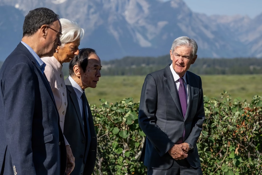 Chủ tịch Cục Dự trữ Liên bang Mỹ Jerome Powell đi dạo trong khuôn viên Hội nghị chuyên đề chính sách kinh tế Jackson Hole của Cục Dự trữ Liên bang Kansas City tại Moran, Wyoming, vào ngày 22 tháng 8. Hình ảnh: David Paul Morris/Bloomberg
