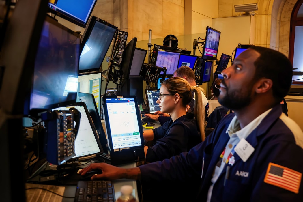 Các nhà giao dịch làm việc trên sàn giao dịch chứng khoán New York (NYSE). Hình ảnh: Michael Nagle/Bloomberg