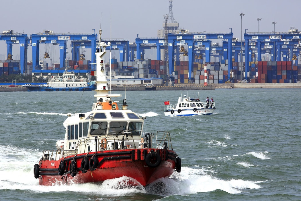Các container được xếp chồng tại bến cảng của Tianjin Port Group Co. ở Thiên Tân, Trung Quốc. Hình ảnh: Nelson Ching/Bloomberg
