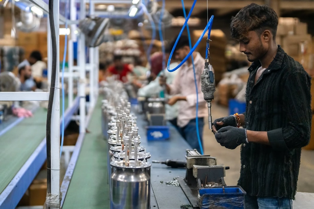 Nhân viên làm việc trên dây chuyền sản xuất máy nước nóng tại nhà máy của Marc Enterprises Pvt. ở Sonepat, Ấn Độ. Hình ảnh: Anindito Mukherjee/Bloomberg
