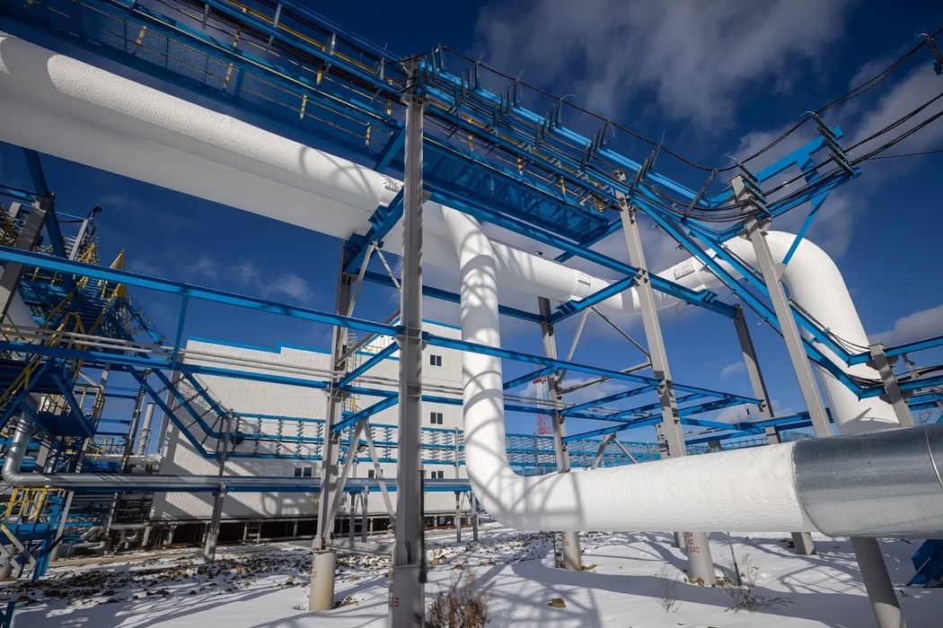 Đường ống tại trạm xử lý khí thuộc mỏ Chayandinskoye của Gazprom PJSC ở huyện Lensk, Cộng hòa Sakha, Nga. Đây là một trong những nguồn cung cho đường ống dẫn khí Power of Siberia. Hình ảnh: Andrey Rudakov/Bloomberg