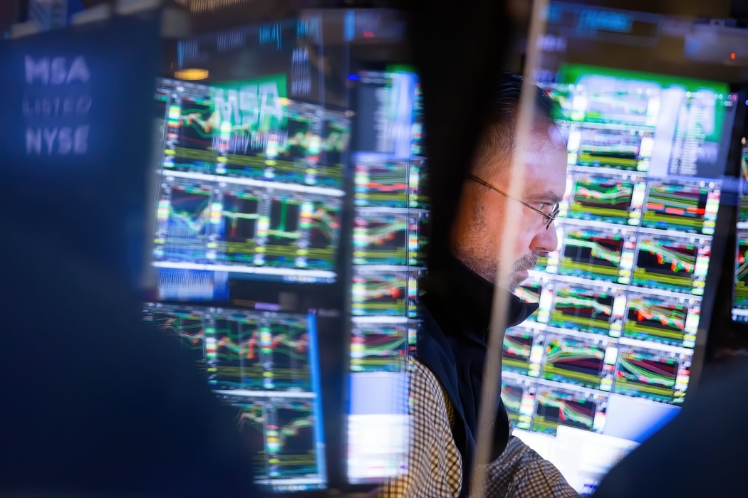 Các nhà giao dịch làm việc trên sàn giao dịch chứng khoán New York. Hình ảnh: Michael Nagle/Bloomberg