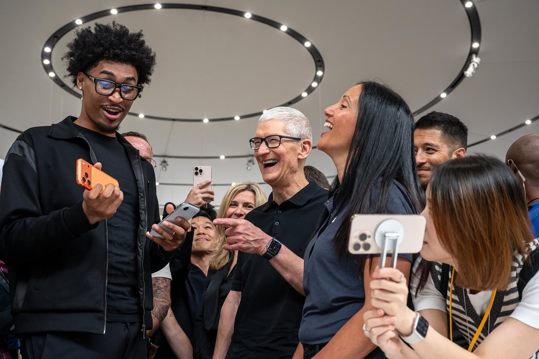 Tim Cook, Giám đốc điều hành Apple Inc. (giữa), và cầu thủ NBA Dylan Harper (trái) trong một sự kiện tại khuôn viên Apple Park ở Cupertino, California, Mỹ, vào Thứ Ba, ngày 9 tháng 9 năm 2025. Apple Inc. đã ra mắt dòng iPhone 17 với thiết kế Air hoàn toàn