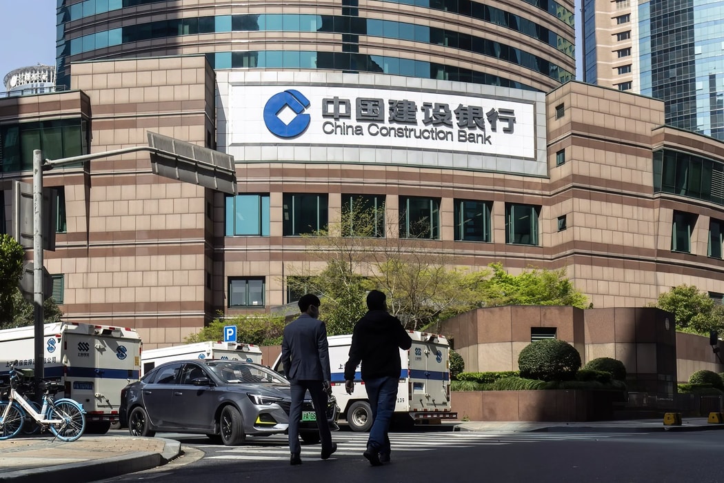 Một chi nhánh của China Construction Bank Corp. ở Bắc Kinh.
Nguồn: Bloomberg
