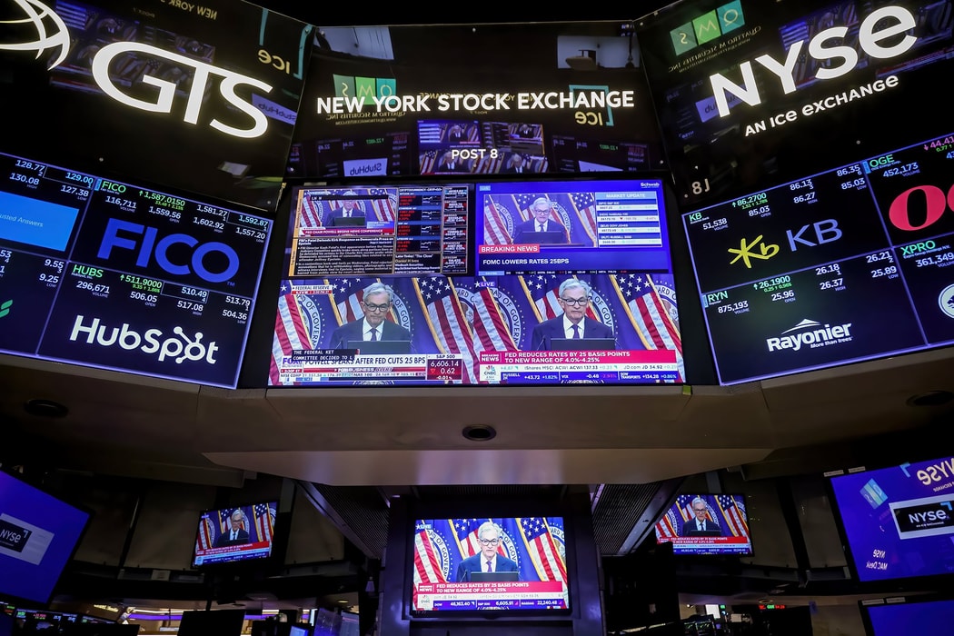 Các đài truyền hình phát sóng bài phát biểu của Jerome Powell, chủ tịch Cục Dự trữ Liên bang Hoa Kỳ, sau cuộc họp của Ủy ban Thị trường Mở Liên bang (FOMC) tại Sàn giao dịch chứng khoán New York (NYSE) ở New York, Hoa Kỳ, vào thứ Tư, ngày 17 tháng 9 năm 2