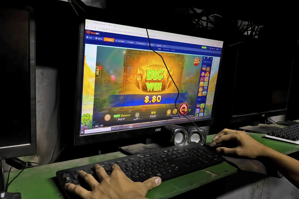 Một màn hình hiển thị nền tảng trò chơi trực tuyến ở Manila. Hình ảnh: Geric Cruz/Bloomberg
